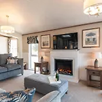 Sutton Lodge With Hot Tub