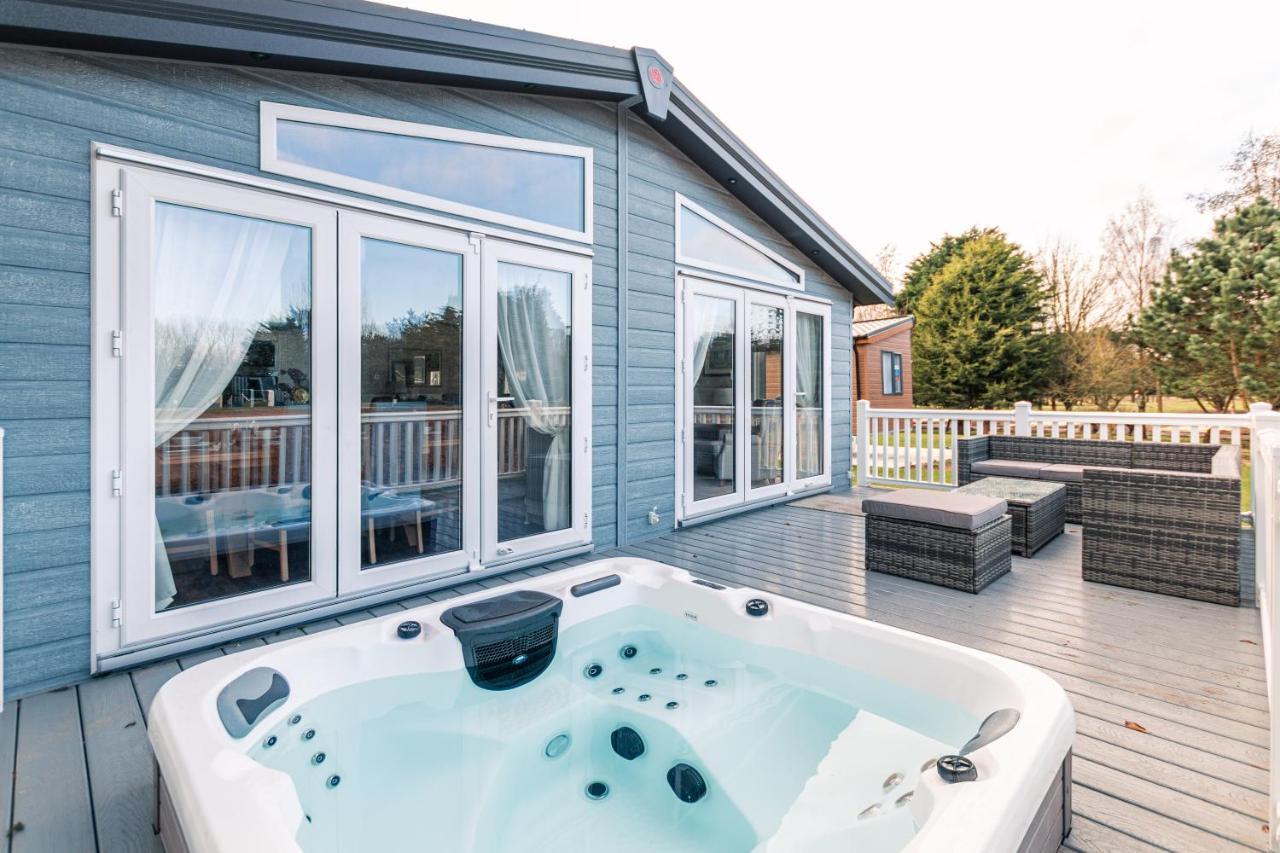 Sutton With Hot Tub *