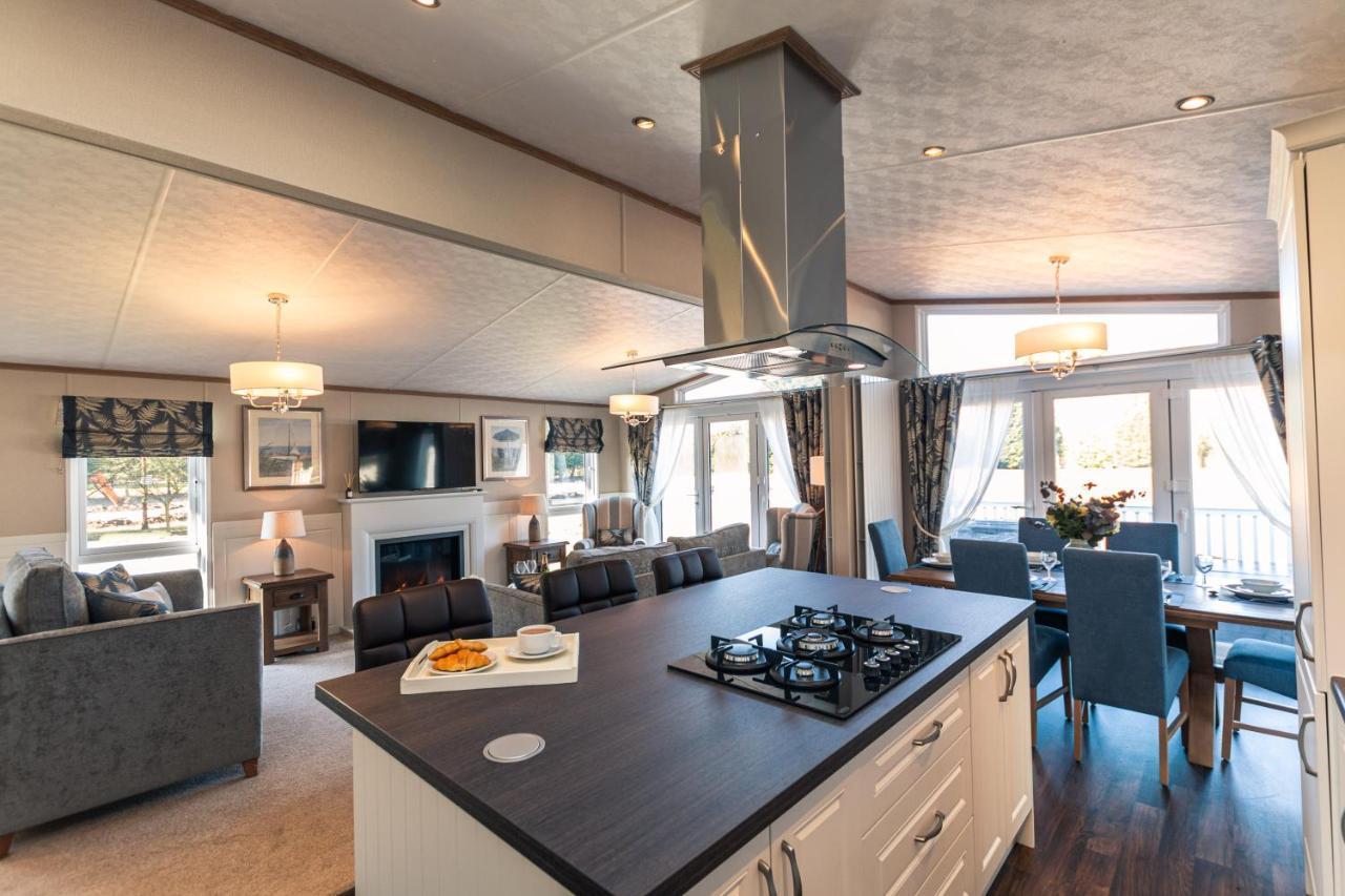 Sutton With Hot Tub Lodge
