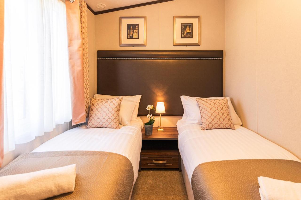 Sutton With Hot Tub Lodge