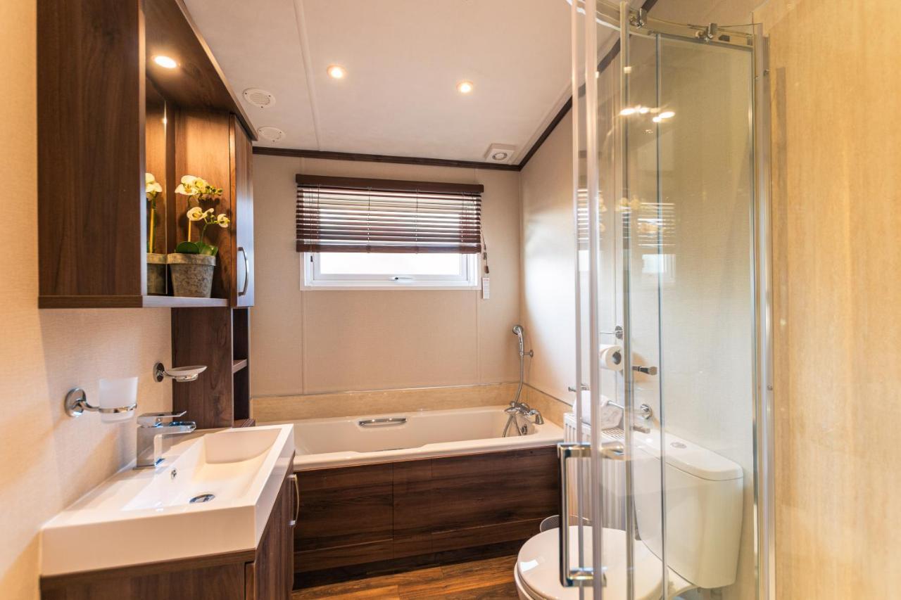 Sutton With Hot Tub * York