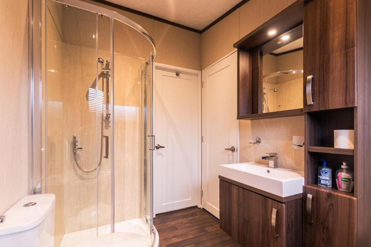 Sutton With Hot Tub Lodge