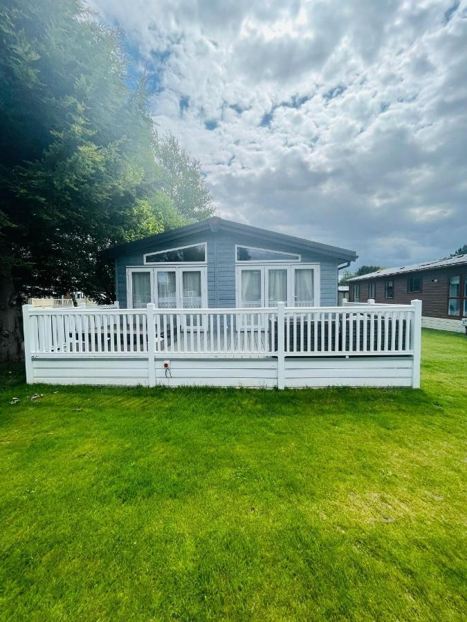 Sutton With Hot Tub Lodge